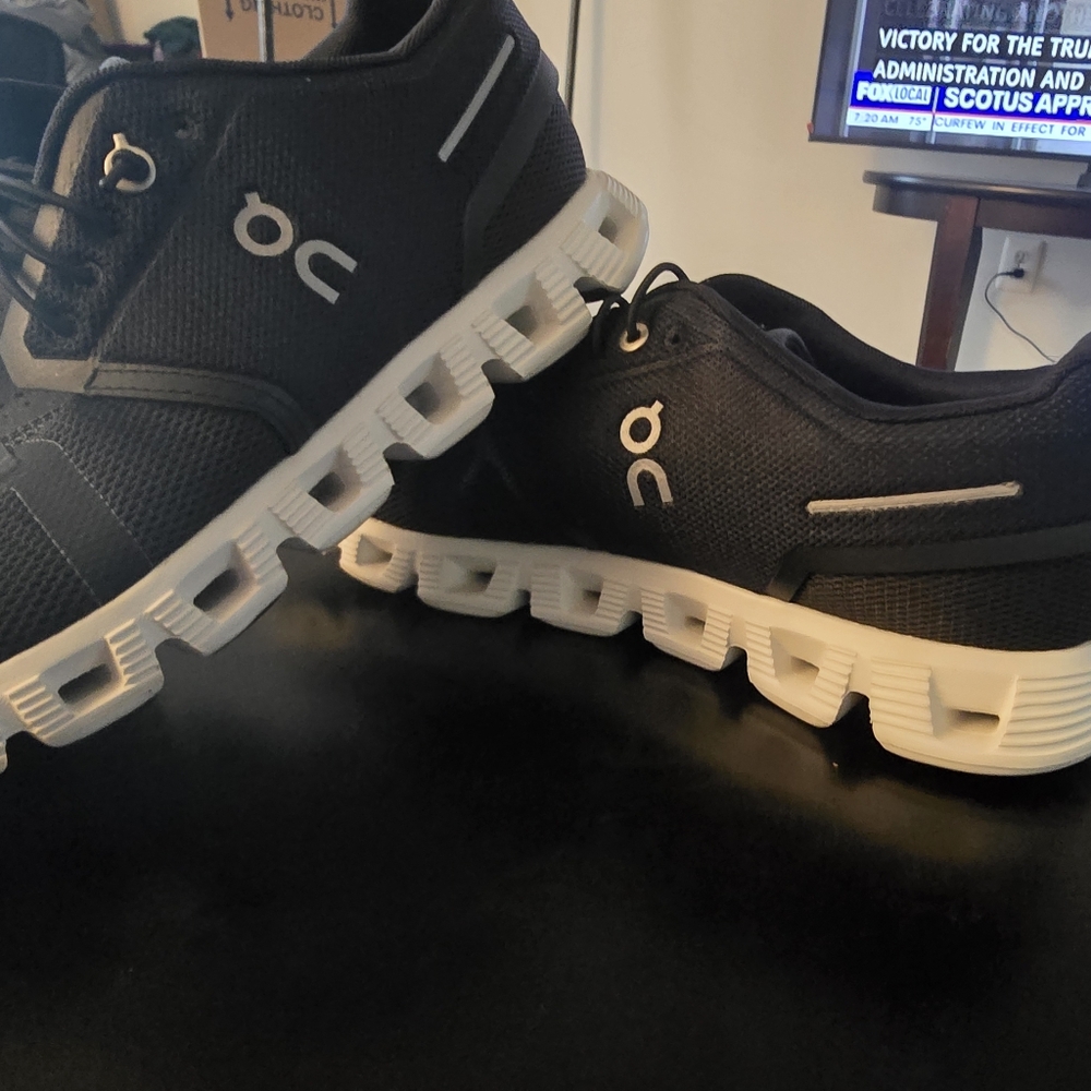 On CLOUD Running Black and White Sneakers Like New - Picture 3 of 11